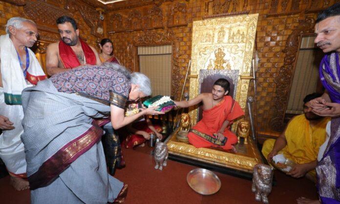 nirmala-sitharaman-visits-udupi-sri-krishna-matha-receives-blessings-from-shiroor-swamiji