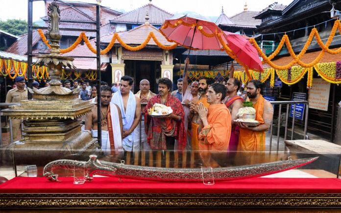 tamil-nadu-cm-joseph-vijay-offers-prayers-at-kollur-mookambika-temple-donates-silver-sword