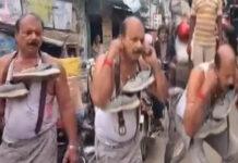 ಭ್ರಷ್ಟಾಚಾರ: ಮಾಜಿ ಅಧ್ಯಕ್ಷನಿಗೆ ಶೂ ಹಾರ, ಮೊಟ್ಟೆ-ಟೊಮೆಟೊ ದಾಳಿ