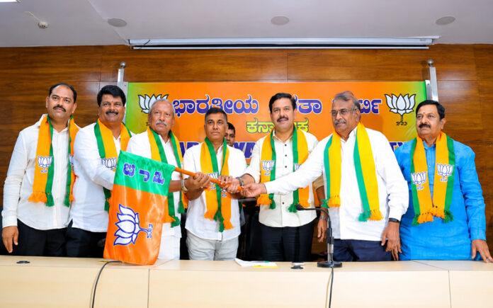 adashiva-desinge-joins-bjp-from-congress-belagavi