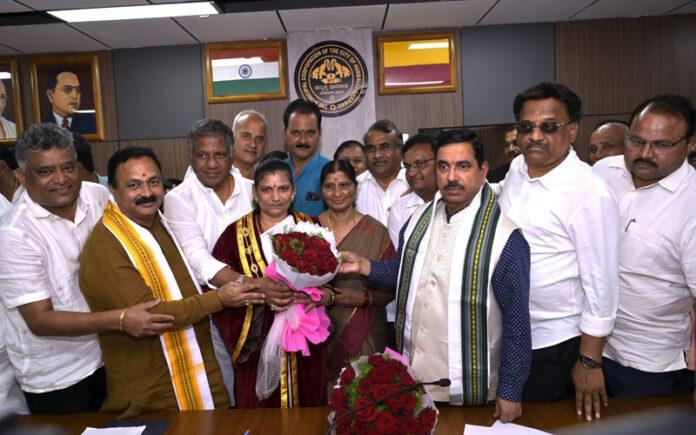 hubballi-dharwad-corporation-mayor-deputy-mayor-election-durgamma-bijawad-ratnabai-nazare