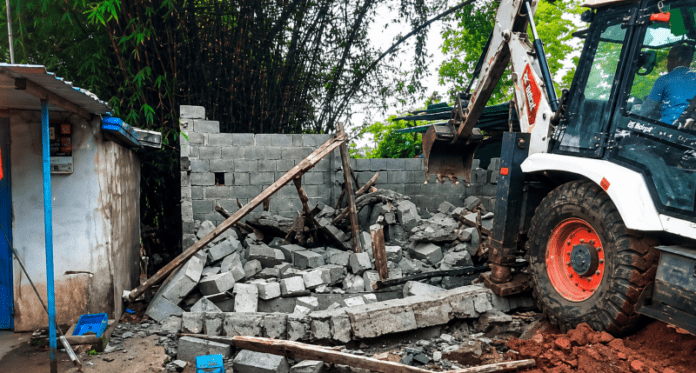 illegal-construction-on-dandeli-city-municipal-land-demolished-by-civic-body