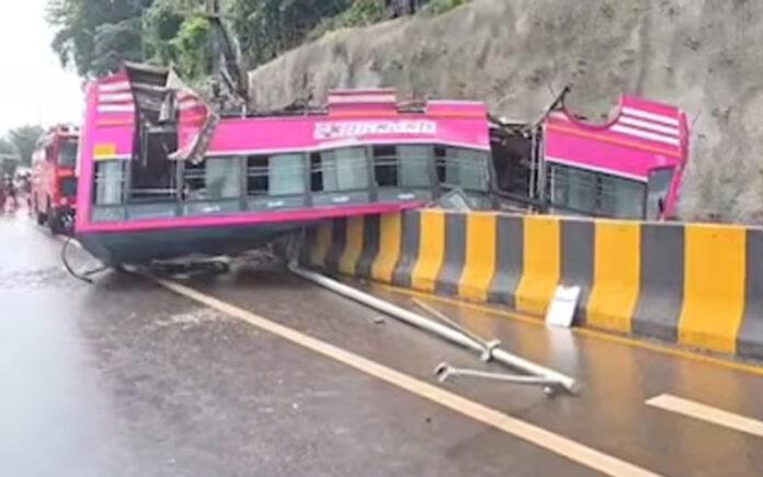 kerala-malappuram-private-bus-accident-kuttippuram-one-dead-20-injured