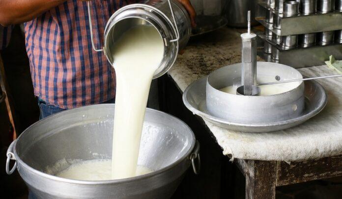 massive-synthetic-milk-racket-busted-in-maharashtra-over-2-3-crore-litres-supplied-to-market
