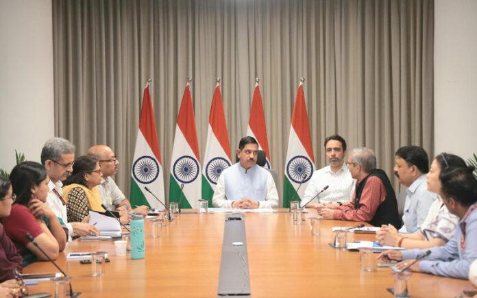 pralhad-joshi-takes-charge-as-union-education-minister-additional-charge