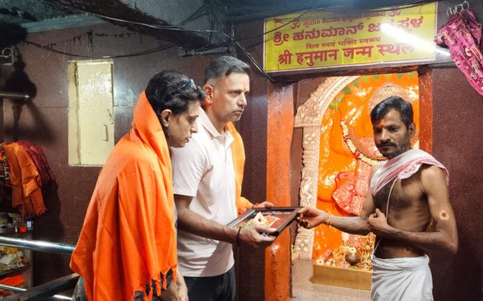 rahul-dravid-visits-anjanadri-hill-hampi-temples-koppal