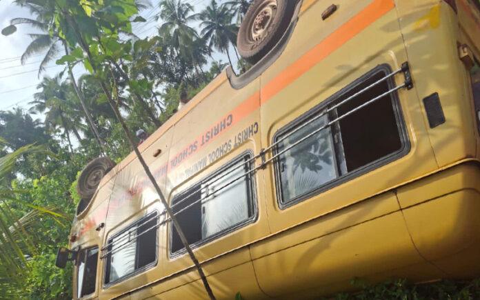 udupi-private-school-bus-overturns-one-student-seriously-injured-seven-hurt