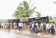 ಬೈಕ್ಗೆ ಡಿಕ್ಕಿ ಹೊಡೆದು ಖಾಸಗಿ ಬಸ್ ಪಲ್ಟಿ; ಬೈಕ್ ಸವಾರ ಸಾವು