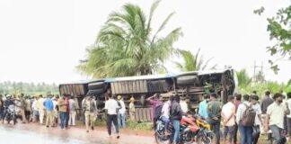 ಬೈಕ್ಗೆ ಡಿಕ್ಕಿ ಹೊಡೆದು ಖಾಸಗಿ ಬಸ್ ಪಲ್ಟಿ; ಬೈಕ್ ಸವಾರ ಸಾವು