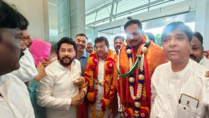 ballari-mp-e-thukaram-congress-loyalty-wife-annapurna-minister-post