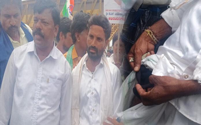 davangere-farmer-rs-1-lakh-stolen-crowd-minister-welcome