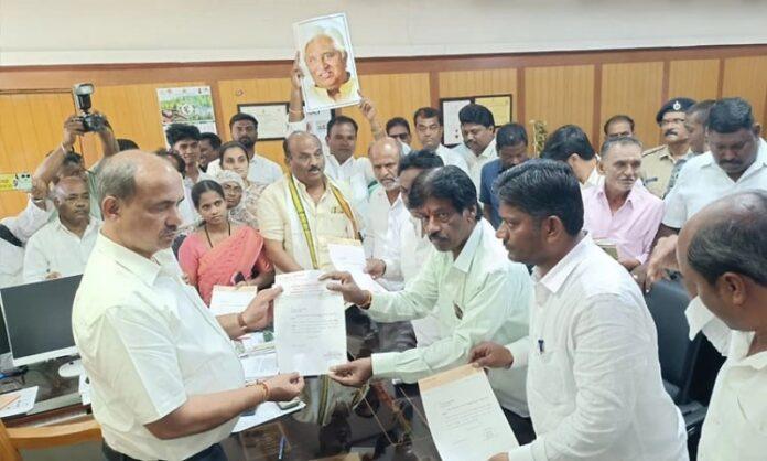 gadag-congress-protest-over-hk-patil-not-getting-minister-post-22-corporators-resign