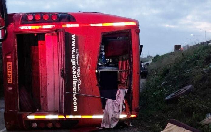 haveri-private-bus-accident-one-dead-20-injured