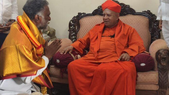 ks-basavanthappa-sirigere-taralabalu-mutt-visit
