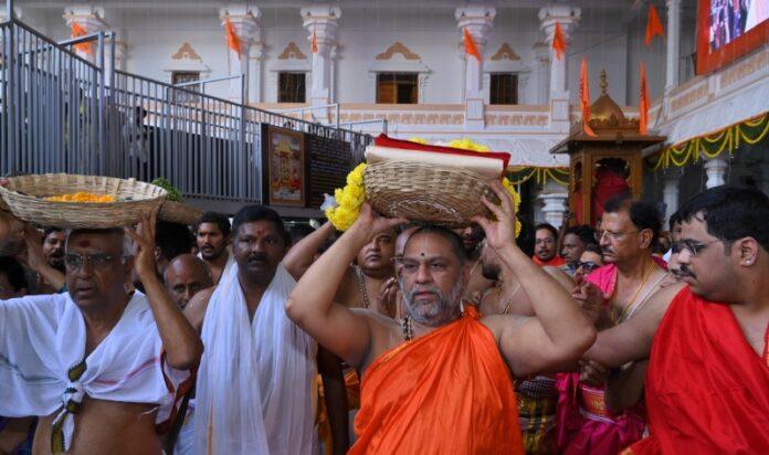 srirangam-sheshavastras-offered-sri-raghavendra-swamy-mantralayam
