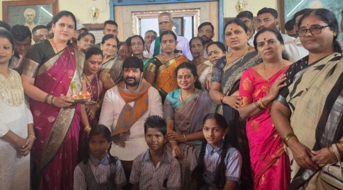 vinay-kulkarni-visits-dharwad-moorugha-matha-after-six-years