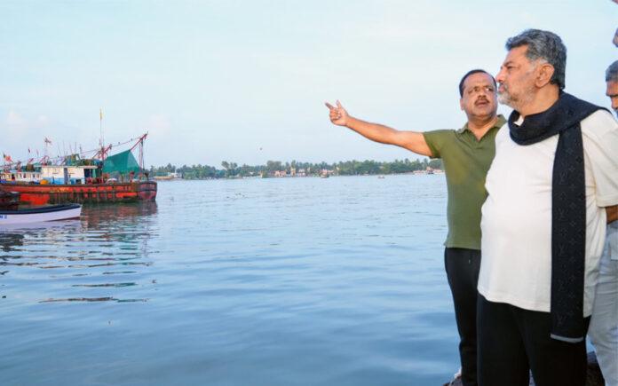 dk-shivakumar-surprise-visit-mangalore-fishing-harbour-fishermen-issue