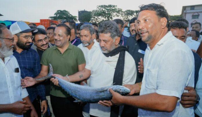 dk-shivakumar-surprise-visit-mangalore-fishing-harbour-fishermen-issue
