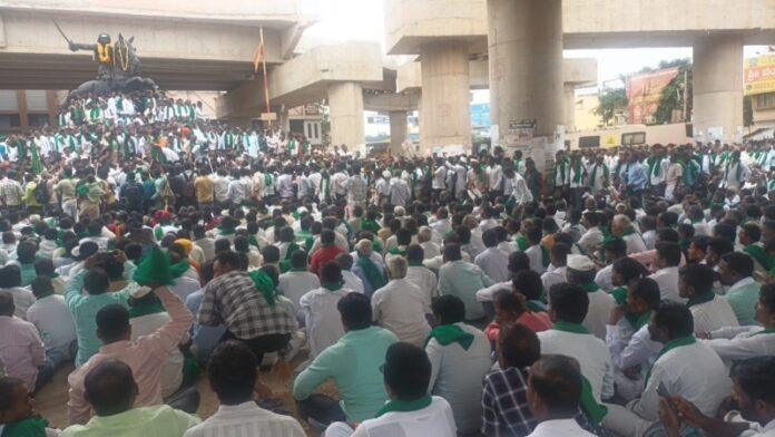 hubballi-farmers-protest-swaminathan-commission-pralhad-joshi 01