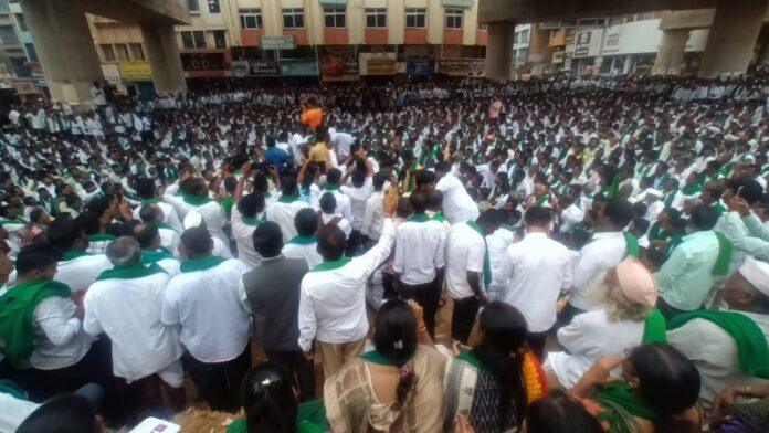 hubballi-farmers-protest-swaminathan-commission-pralhad-joshi 03