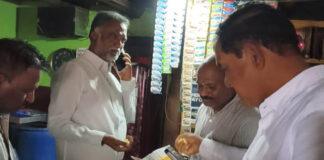 ಜನರ ಸಮಸ್ಯೆ ಆಲಿಸಿದ ಸಚಿವ ಕೆ.ಎಸ್.ಬಸವಂತಪ್ಪ; ಹೋಟೆಲ್ನಲ್ಲಿ ಮಂಡಕ್ಕಿ ಸವಿದ ಸಚಿವ