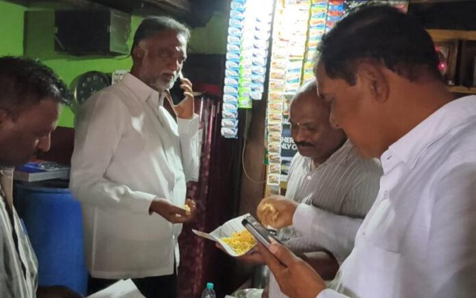 minister-ks-basavanthappa-meets-public-in-mayakonda-eats-mandakki