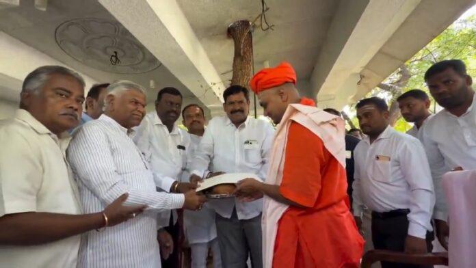 mysuru-dasara-2026-abhinava-gavisiddheshwara-swamiji-invitation