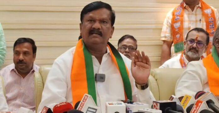 sanna-fakirappa-attacks-b-nagendra-ballari-political-row
