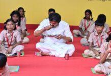 ವಿದ್ಯಾರ್ಥಿಗಳಿಗೆ ಉಪಾಹಾರ ಬಡಿಸಿ, ಅವರೊಂದಿಗೇ ಊಟ ಮಾಡಿದ ತಮಿಳುನಾಡು ಸಿಎಂ ವಿಜಯ್