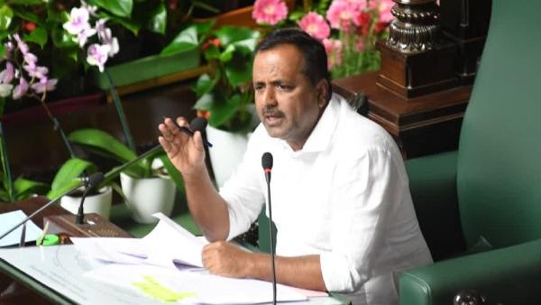 ಕೆಡಿಪಿ ಸಭೆಗೆ ಕಮಿಷನರ್ ಗೈರು_ ಅಧಿಕಾರಿ ನಡೆಗೆ ಉಸ್ತುವಾರಿ ಸಚಿವ ಯು.ಟಿ.ಖಾದರ್ ಭಾರಿ ಗರಂ!