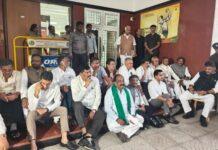 ‘ಮತ ಕಳ್ಳತನ’ ಆರೋಪ: ಚುನಾವಣಾ ಆಯೋಗದ ಕಚೇರಿ ಮೆಟ್ಟಿಲ ಮೇಲೆ ಕುಳಿತು ಕಾಂಗ್ರೆಸ್ ಧರಣಿ