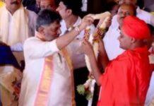 ಹಾರ ಬೇಡ, ಶಾಲು ಬೇಡ ಎಂದ ಗವಿಶ್ರೀ; ದಸರಾ ವೇದಿಕೆಯಲ್ಲಿ ಗಮನ ಸೆಳೆದ ಸರಳತೆ