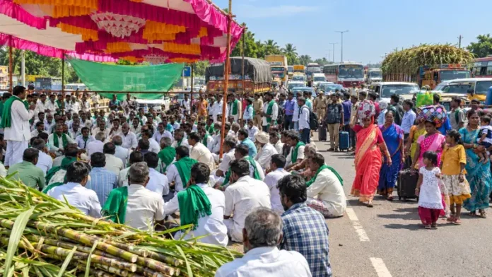 bagalkot-sugarcane-farmers-protest-gaddankeri-cross