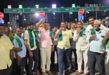 ಕಬ್ಬು ಬೆಳೆಗಾರರ ಆಕ್ರೋಶ: ಹಿರೇಬಾಗೇವಾಡಿ ಟೋಲ್ನಲ್ಲಿ ರೈತರ ದಿಢೀರ್ ಪ್ರತಿಭಟನೆ
