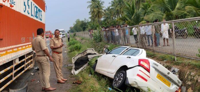 chitradurga-hiriyur-kr-halli-gate-car-lorry-accident-three-killed
