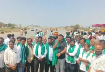 🚧 ಧಾರವಾಡದಲ್ಲಿ ಕಬ್ಬು ರೈತರ ಆಕ್ರೋಶ: ಯರಿಕೊಪ್ಪ ಬೈಪಾಸ್ನಲ್ಲಿ ರಸ್ತೆ ತಡೆ – ಸಂಚಾರ ಮಾರ್ಗ ಬದಲಾವಣೆ