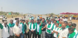🚧 ಧಾರವಾಡದಲ್ಲಿ ಕಬ್ಬು ರೈತರ ಆಕ್ರೋಶ: ಯರಿಕೊಪ್ಪ ಬೈಪಾಸ್ನಲ್ಲಿ ರಸ್ತೆ ತಡೆ – ಸಂಚಾರ ಮಾರ್ಗ ಬದಲಾವಣೆ