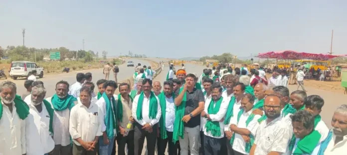 dharwad-sugarcane-farmers-protest-yerikoppa-cross