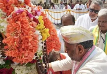 ನಂದಿಧ್ವಜಕ್ಕೆ ಪೂಜೆ ಸಲ್ಲಿಸಿದ ಡಿ.ಕೆ. ಶಿವಕುಮಾರ್; ಮೈಸೂರು ದಸರಾ ಜಂಬೂಸವಾರಿಗೆ ಚಾಲನೆ
